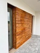 Dekoratívne omietky fasády bytového domu s imitáciou dreva