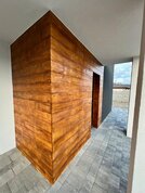 Kreatívne omietky fasády bytového domu s imitáciou dreva